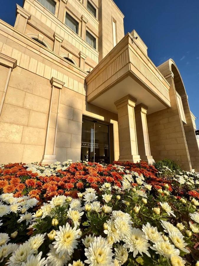 3 Central Hotels Near Obelisk Tomb That Deliver on Location
