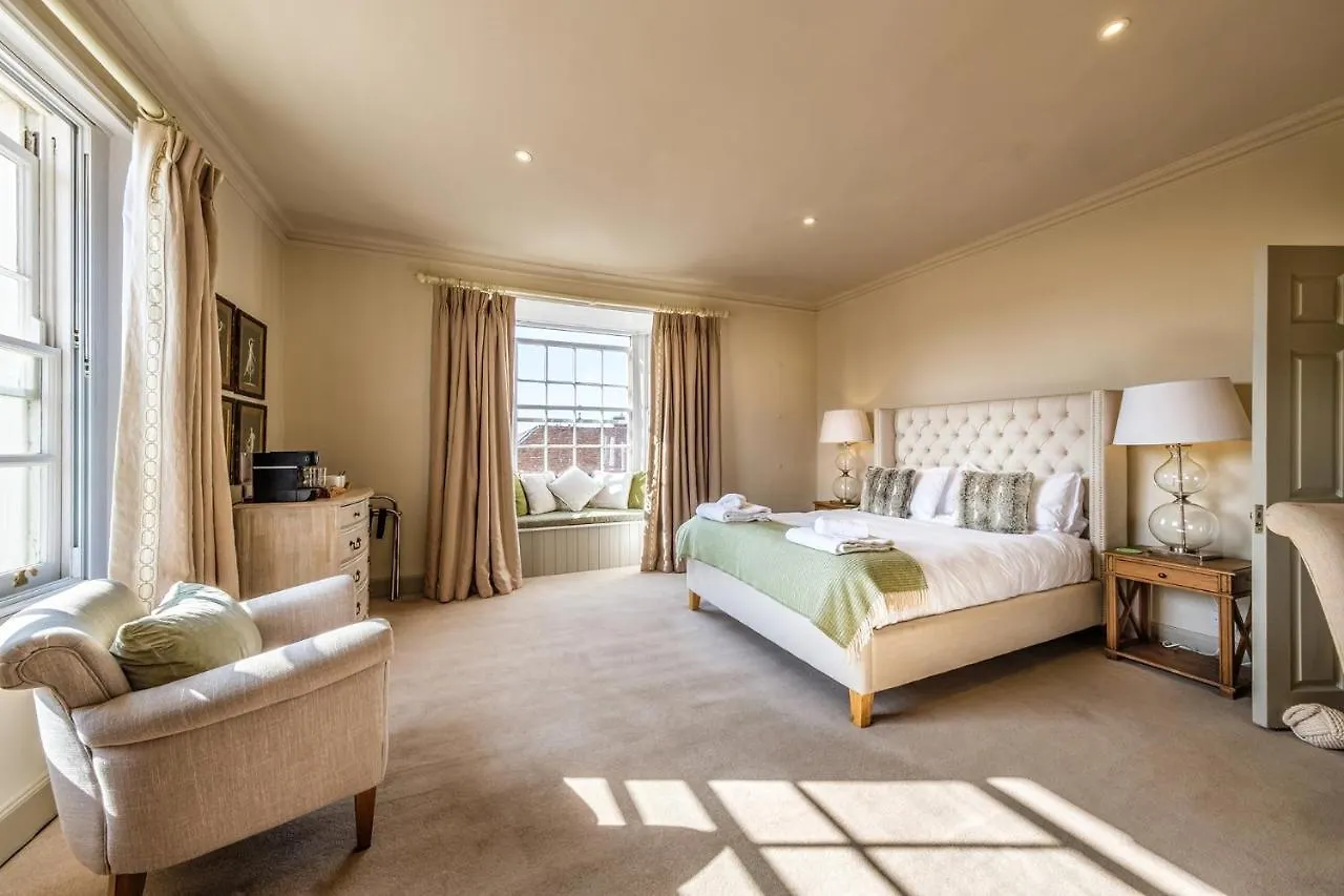 4 Smart Couple Hotels Near Kentwell Hall Worth Booking