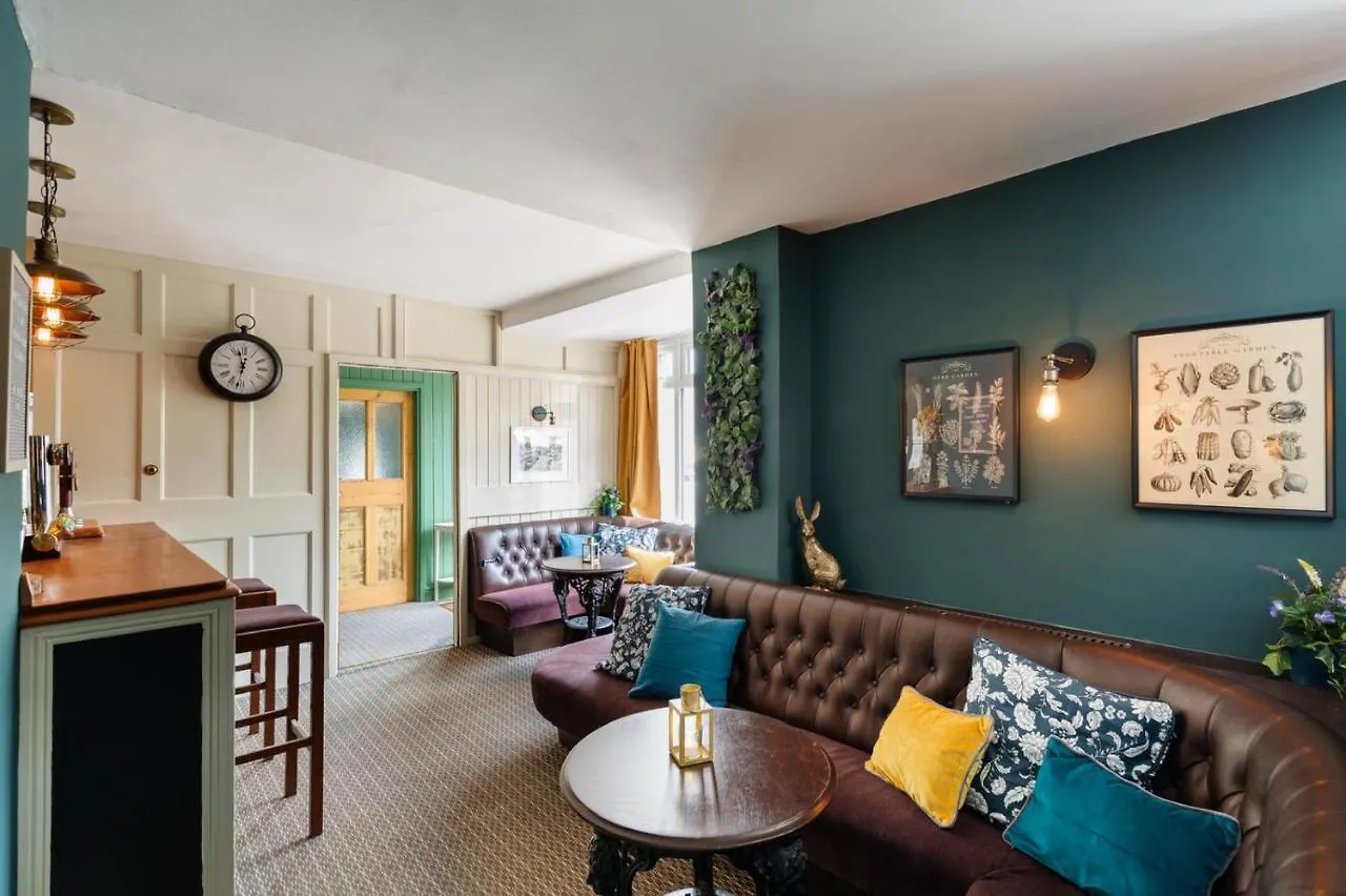 Where to Stay Near Fosseway Golf Club: 6 Central Hotels
